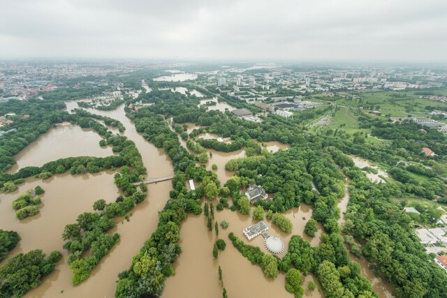 Foto aus der Luft zeigt überschwemmte Gebiete der Saale (Halle)