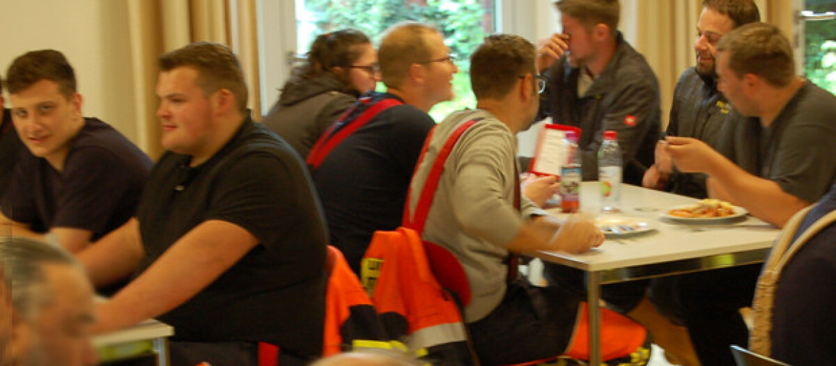 Der ehemalige Arbeitsplatz von Jürgen Rückert in der Evangelischen JuBi, geschmückt mit einer Kerze und einem Bild von Jürgen