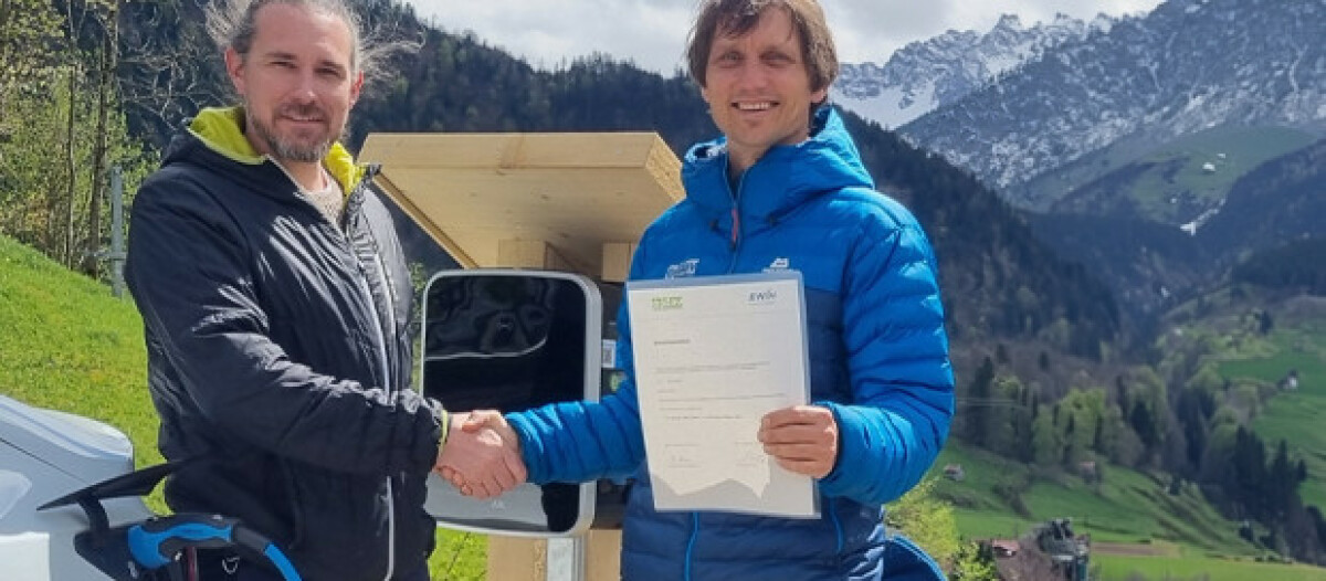 5 Mitarbeiterinnen und Mitarbeiter der JuBis, die draußen an einer Parkbank die 5 Faktoren für gelingende Resilienz nachstellen