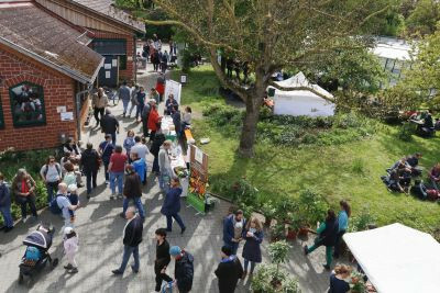 Besucher beim Tag der offenen Tür der Bingenheimer Saatgut im April 2024 in Bingenheim.