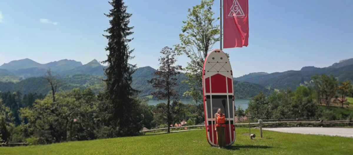 Symbolbild mit einem auf dem Tisch iegenden Smartphone, drüber verschiedene gezeichnete Symbole für verschiedene Social-Media-Aktivitäten