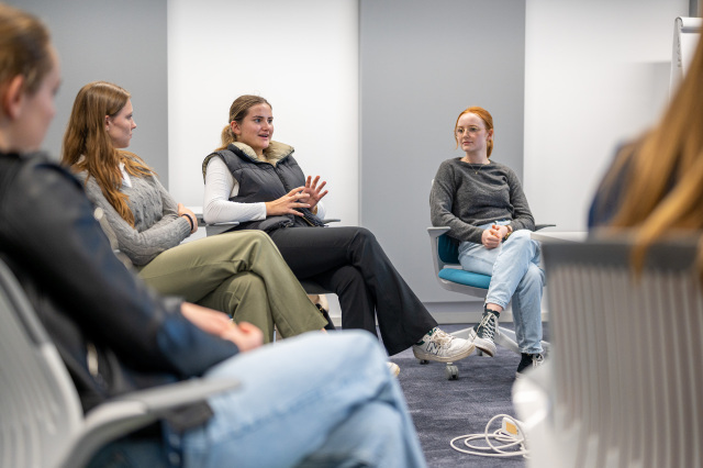Foto der Herbstuniversität mit 4 zu sehenden teilnehmenden Schülerinnen.