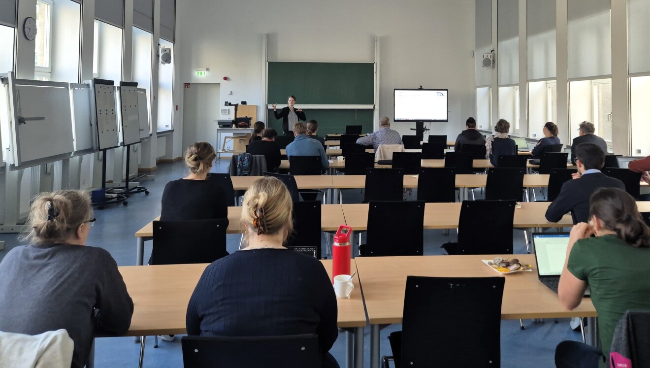  Bild von Teilnehmenden des letzten Vernetzungsworkshops während eines Vortrags über Virtual Collaborative Learning