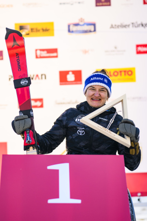 Ann-Lena Forster jubelt auf dem Podest über ihren Sieg beim Weltcup am Feldberg