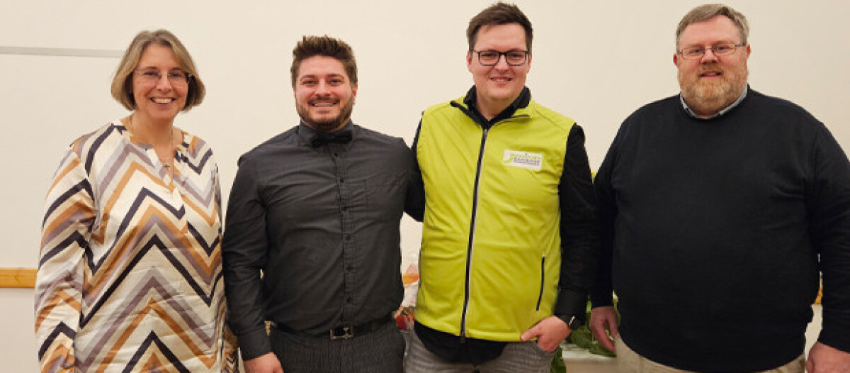 Gruppenfoto: BJR-Präsident Philipp Seitz, Klaus Holetschek, Fraktionschef der CSU im Bayerischen Landtag, Teresa Jetschina, Vorsitzende des Bezirksjugendrings Schwaben und JuBi-Leiter Michael Sell vor einem Roll-up der Jugendbildungsstätten Bayern