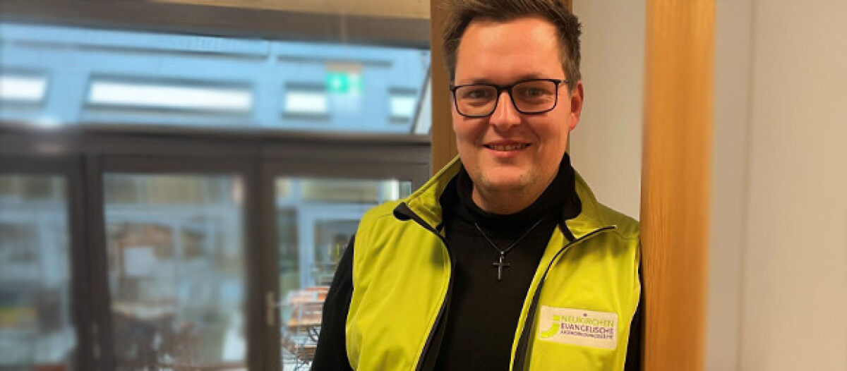 5 Mitarbeiterinnen und Mitarbeiter der JuBis, die draußen an einer Parkbank die 5 Faktoren für gelingende Resilienz nachstellen