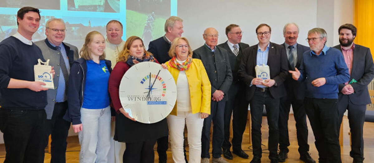 Gruppenfoto: BJR-Präsident Philipp Seitz, Klaus Holetschek, Fraktionschef der CSU im Bayerischen Landtag, Teresa Jetschina, Vorsitzende des Bezirksjugendrings Schwaben und JuBi-Leiter Michael Sell vor einem Roll-up der Jugendbildungsstätten Bayern