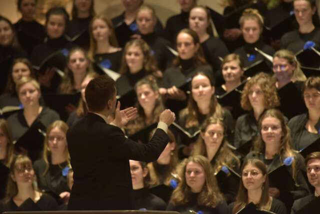 The artistic director Benedikt Kantert conducts the singers of the Dresden’s University Choir in concert