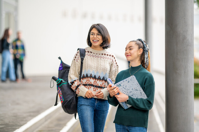 Picture of two smiling female students on the TUD campus.