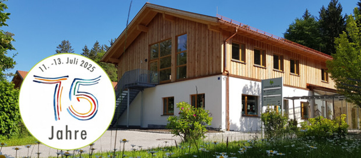 5 Mitarbeiterinnen und Mitarbeiter der JuBis, die draußen an einer Parkbank die 5 Faktoren für gelingende Resilienz nachstellen