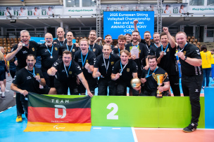 Deutschlands Sitzvolleyballer jubeln über die Silbermedaille bei der EM in Ungarn