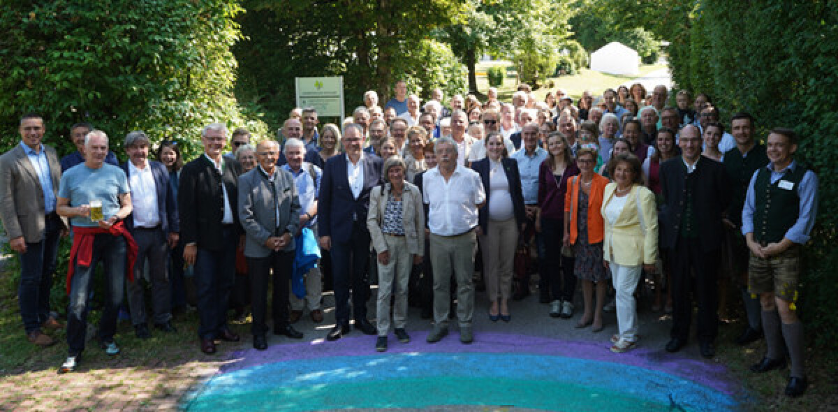 Gruppenfoto: BJR-Präsident Philipp Seitz, Klaus Holetschek, Fraktionschef der CSU im Bayerischen Landtag, Teresa Jetschina, Vorsitzende des Bezirksjugendrings Schwaben und JuBi-Leiter Michael Sell vor einem Roll-up der Jugendbildungsstätten Bayern
