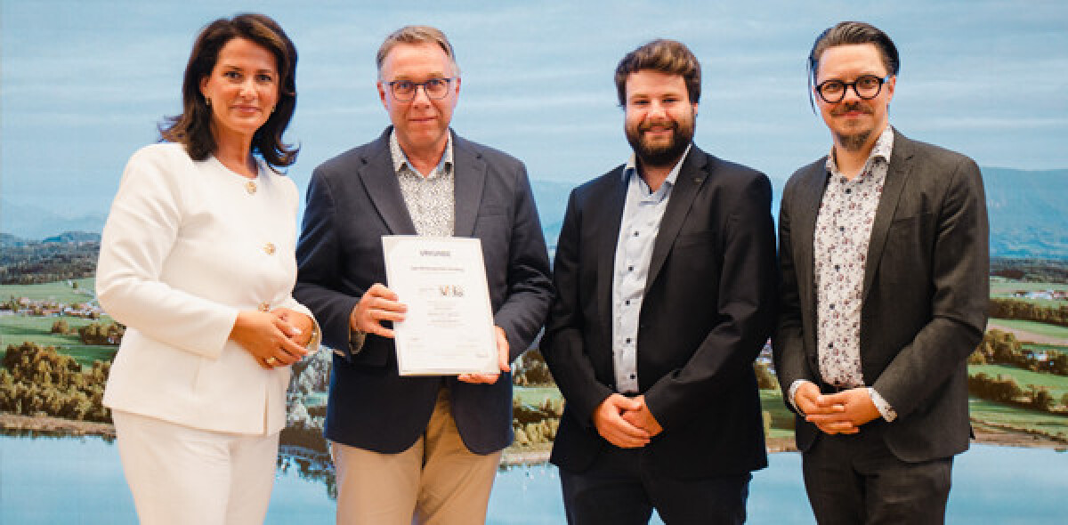 Roland Herzog, rechts im Bild, nimmt in seiner Funktion als Leiter der Jugendsiedlung Hochland den Frenz-Geiger-Preis und den Scheck von Thomas Martin, ganz links im Bild, Gerlinde Berchtold und Renato Wittstadt entgegen.