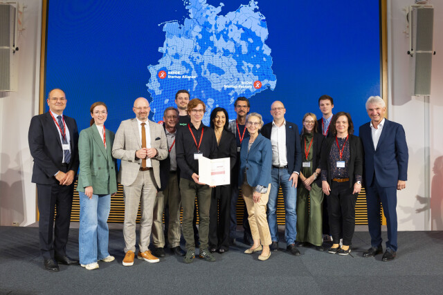 Group photo with Federal Minister for Economic Affairs Katherina Reiche and representatives of the boOst consortium.