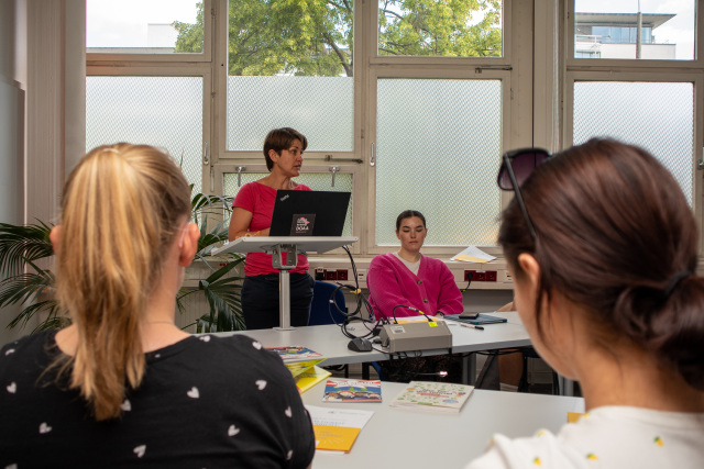 Frau hält Vortrag in einem Besprechungsraum
