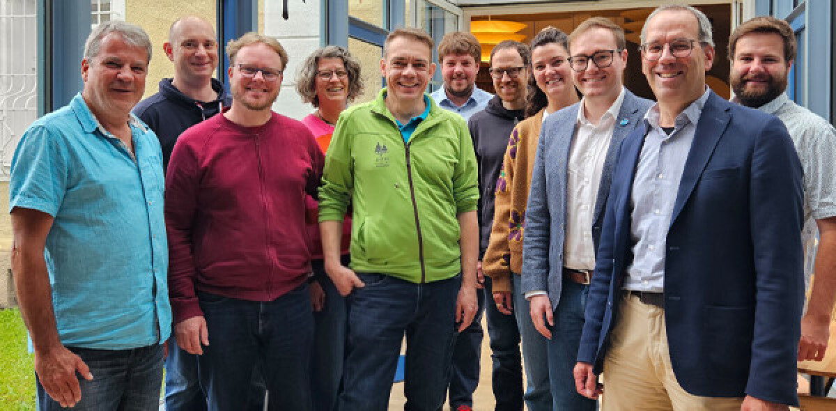  Roland Herzog, rechts im Bild, nimmt in seiner Funktion als Leiter der Jugendsiedlung Hochland den Frenz-Geiger-Preis und den Scheck von Thomas Martin, ganz links im Bild, Gerlinde Berchtold und Renato Wittstadt entgegen.