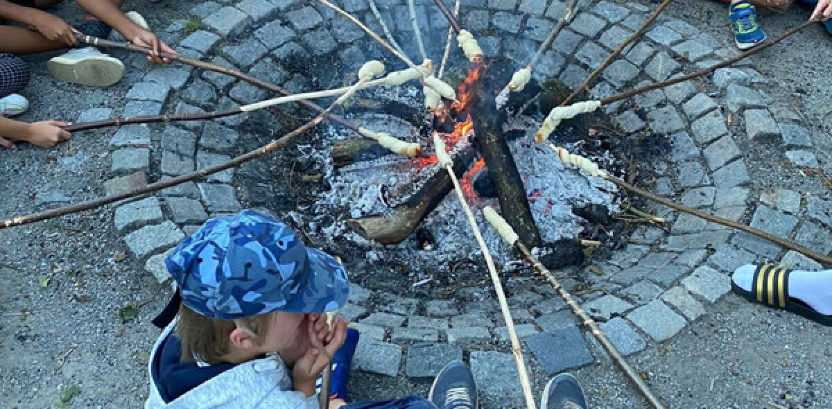  Roland Herzog, rechts im Bild, nimmt in seiner Funktion als Leiter der Jugendsiedlung Hochland den Frenz-Geiger-Preis und den Scheck von Thomas Martin, ganz links im Bild, Gerlinde Berchtold und Renato Wittstadt entgegen.