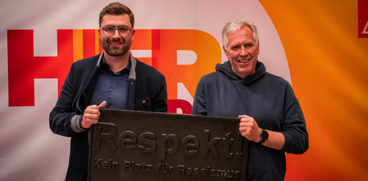 Gruppenfoto: BJR-Präsident Philipp Seitz, Klaus Holetschek, Fraktionschef der CSU im Bayerischen Landtag, Teresa Jetschina, Vorsitzende des Bezirksjugendrings Schwaben und JuBi-Leiter Michael Sell vor einem Roll-up der Jugendbildungsstätten Bayern